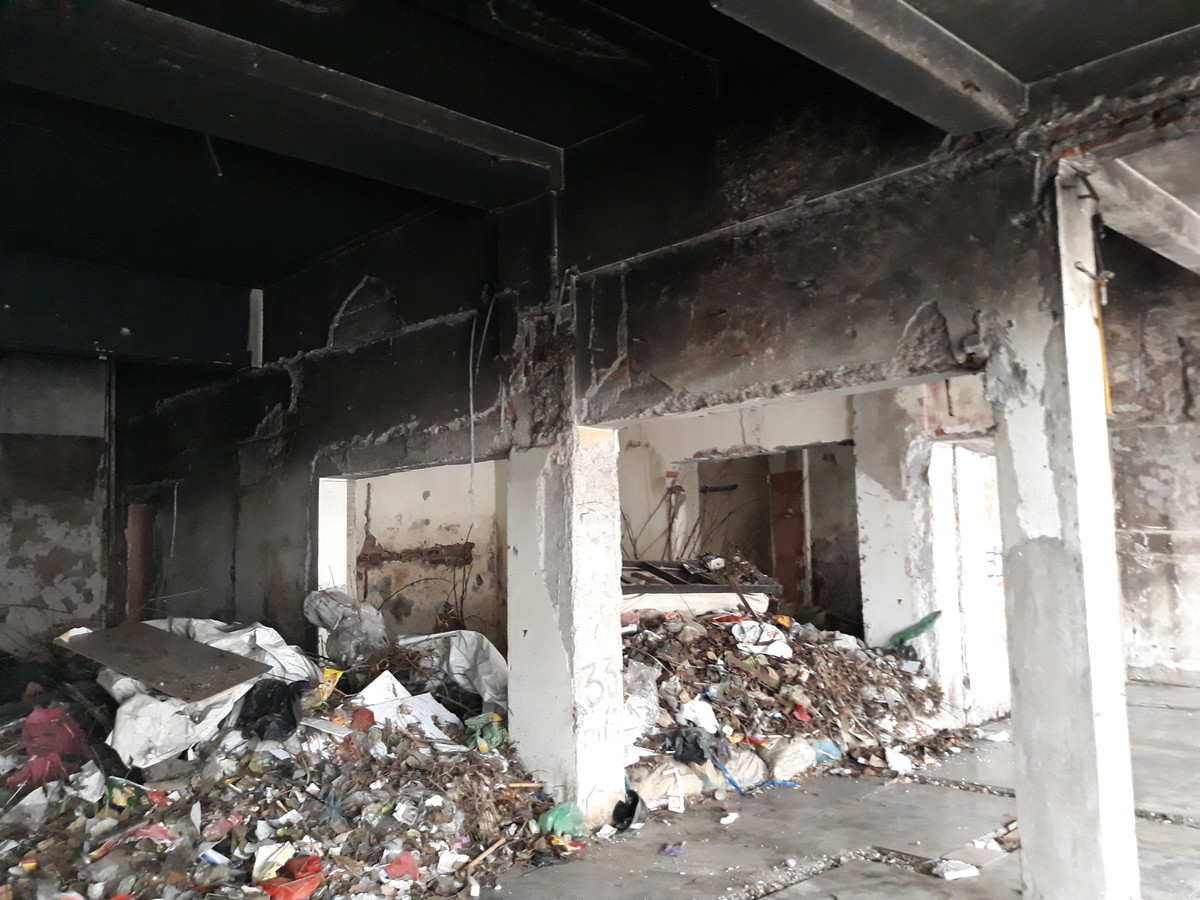 Là dãy nhà mặt tiền "phố vàng" Láng Hạ nhưng đi ngang khu tập thể 93 Láng Hạ, ai cũng có thể ngửi thấy mùi hôi thối bốc lên nồng nặc từ những ki-ốt tầng 1.