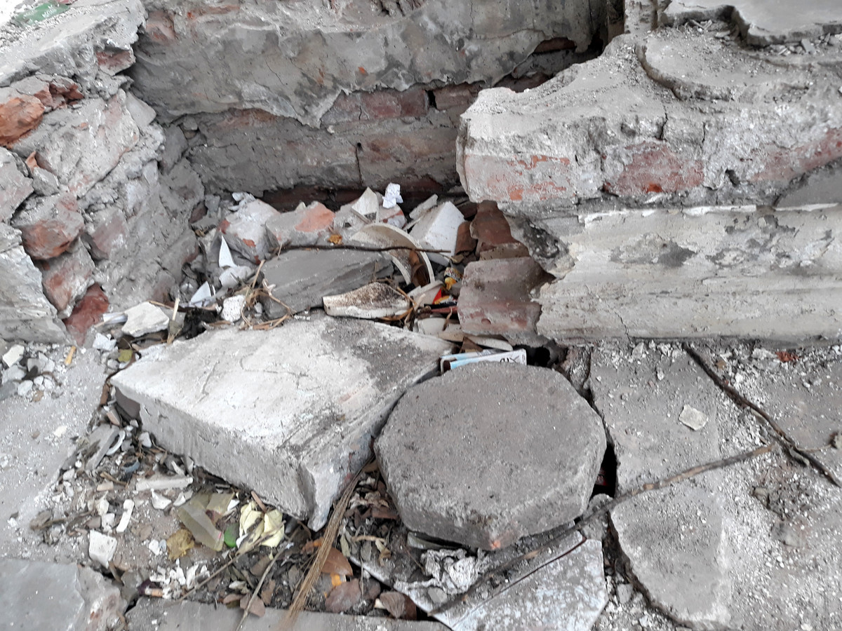 Các kết cấu bên trong tòa nhà đã xuống cấp trầm trọng.