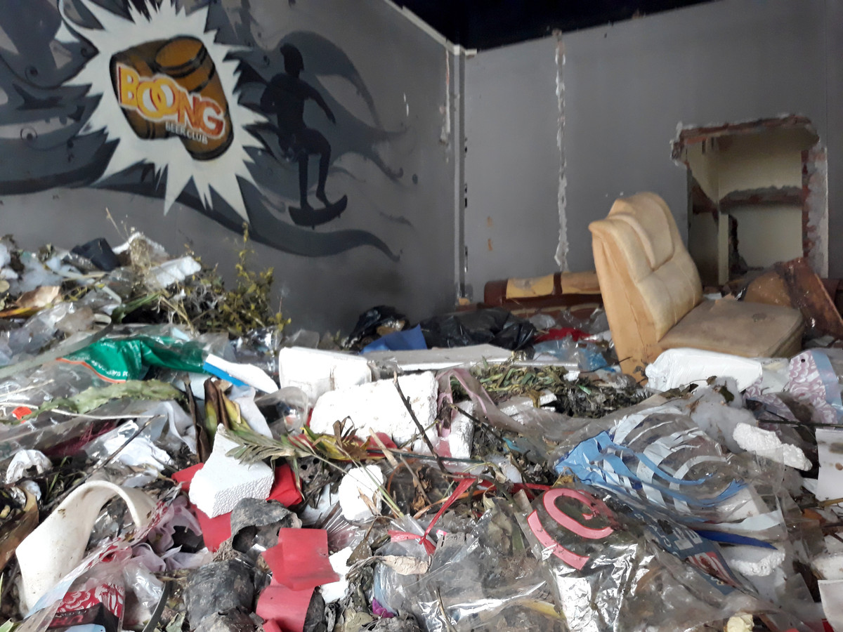 Người dân đang sinh sống quanh khu vực này cho biết khu chung cư cũ này bỏ hoang từ mấy năm nay, rác thải tràn ngập nên ruồi, muỗi xuất hiện nhiều.