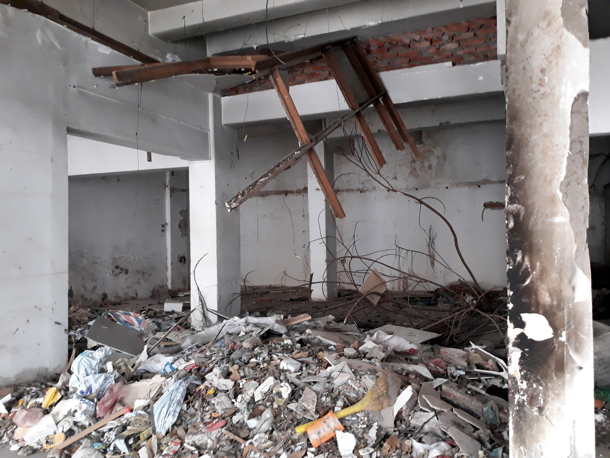 Tại tầng 1 khu chung cư, sau khi các hộ dân và các ki-ốt kinh doanh chuyển đi, từ ngoài vào trong trở thành nơi tập kết rác.