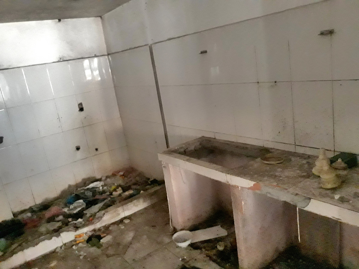 Thậm chí, đây còn là nơi phóng uế của nhiều người qua đường.