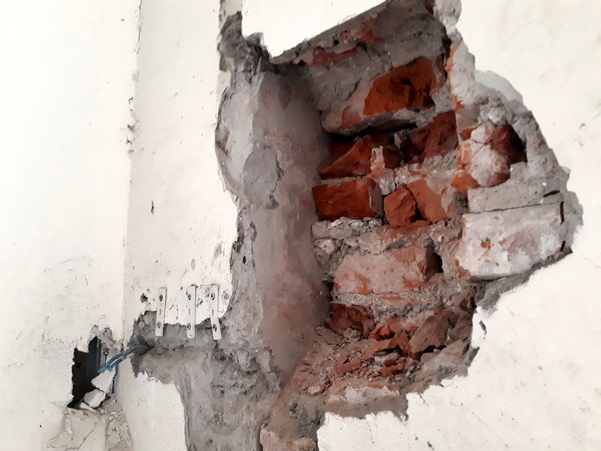 Trần nhà bong tróc, cảm tưởng như có thể sập bất cứ lúc nào.