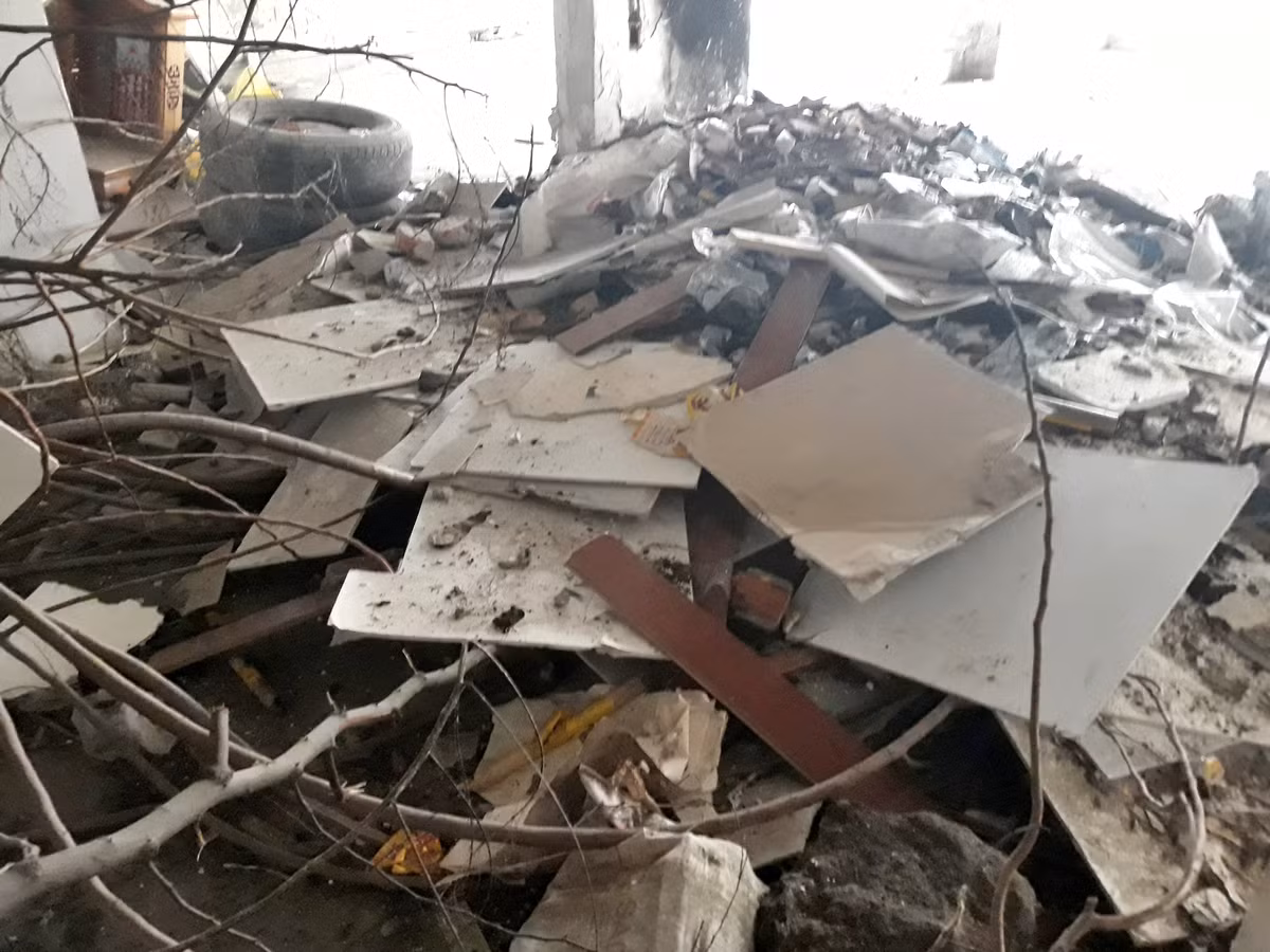 Căn hộ nào cũng đều đổ nát như vừa trải qua chiến trận.