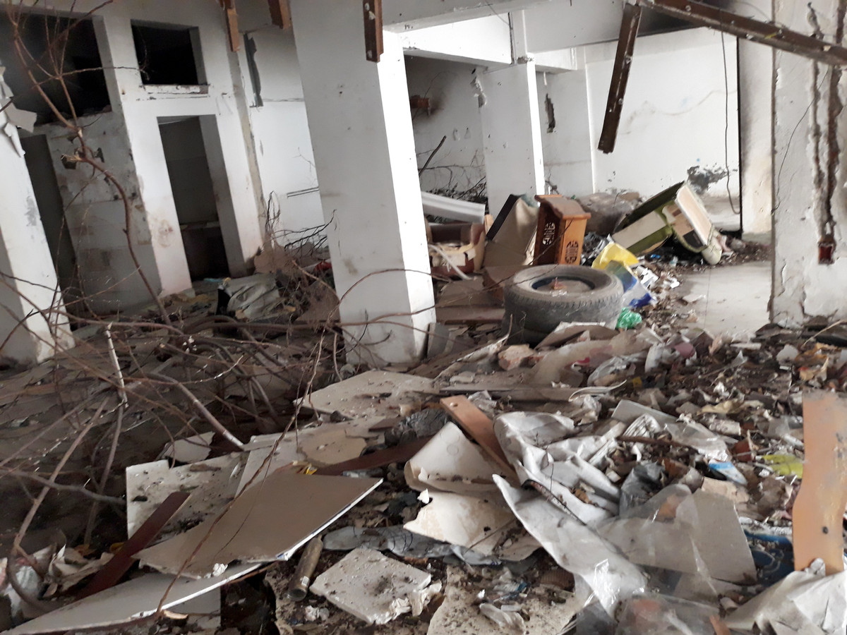 Nhiều đồ dùng của các hộ dân còn sót lại, tạo cảm giác khá "sởn gai ốc" khi ghé tới đây.