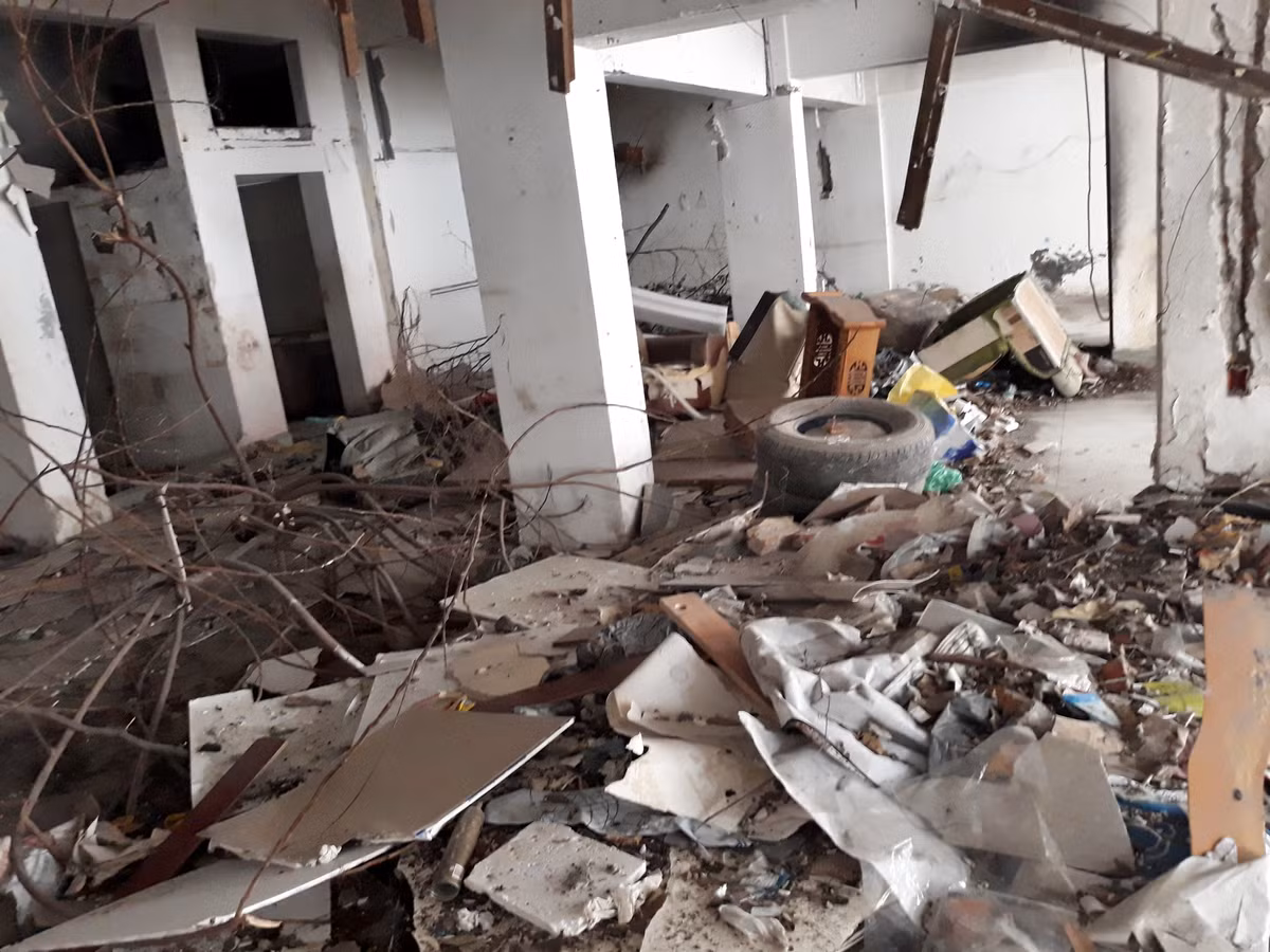 Nhiều đồ dùng của các hộ dân còn sót lại, tạo cảm giác khá "sởn gai ốc" khi ghé tới đây.