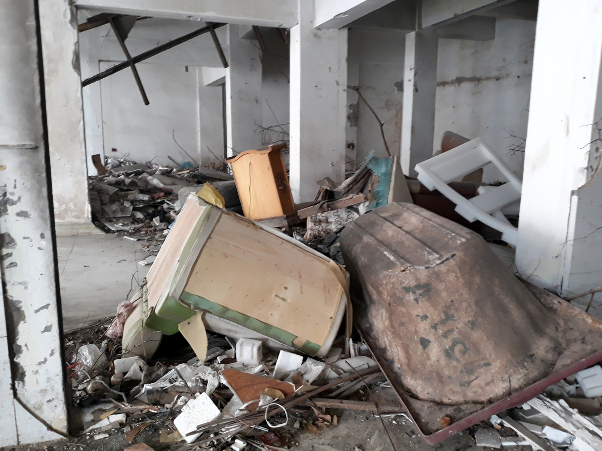 Rất nhiều loại rác thải sinh hoạt, đồ đạc cũ như bàn ghế, bồn cầu vứt ngổn ngang giữa nền nhà.