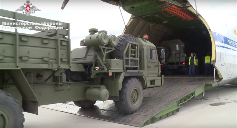 "Thổ Nhĩ Kỳ là một quốc gia rộng lớn với tham vọng lớn, họ có thể hành động mạnh tay nếu bị dồn vào góc tường. Tổng thống Erdogan làm tất cả để tự bảo vệ mình. Với hợp đồng mua S-400 từ Nga, Erdogan tạo ra chiến lược an ninh quốc gia cho nhiều thập kỷ tới", viện sỹ Nga nhấn mạnh.