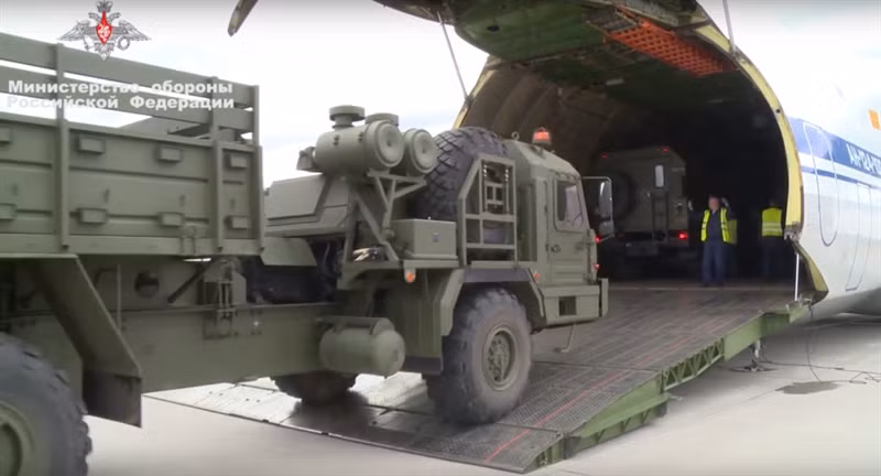 "Thổ Nhĩ Kỳ là một quốc gia rộng lớn với tham vọng lớn, họ có thể hành động mạnh tay nếu bị dồn vào góc tường. Tổng thống Erdogan làm tất cả để tự bảo vệ mình. Với hợp đồng mua S-400 từ Nga, Erdogan tạo ra chiến lược an ninh quốc gia cho nhiều thập kỷ tới", viện sỹ Nga nhấn mạnh.