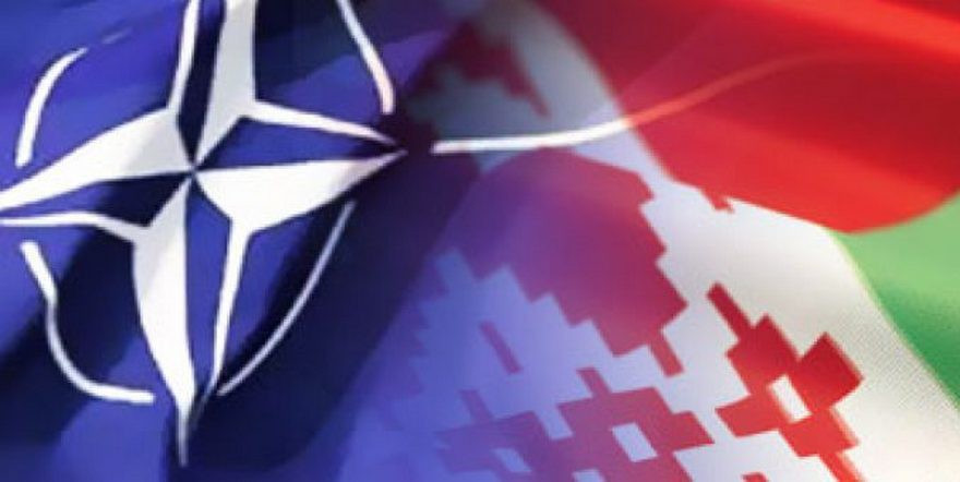 Trái ngược với thực tế là các lực lượng quan trọng của Liên minh Bắc Đại Tây Dương nằm cách biên giới Belarus chỉ vài chục km, người đứng đầu NATO Jens Stoltenberg gọi Belarus là đối tác chính của NATO trong 25 năm qua.