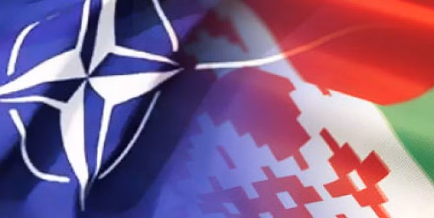 Trái ngược với thực tế là các lực lượng quan trọng của Liên minh Bắc Đại Tây Dương nằm cách biên giới Belarus chỉ vài chục km, người đứng đầu NATO Jens Stoltenberg gọi Belarus là đối tác chính của NATO trong 25 năm qua.