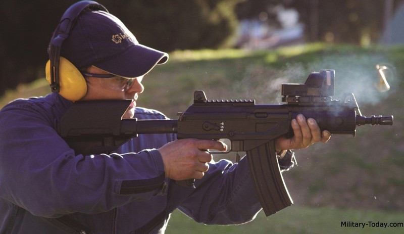 Vì được thiết kế dựa trên AK nên súng trường Galil ACE hoạt động theo nguyên tắc trích khí với piston dài, bệ khóa nòng xoay. Ảnh: Military-Today.