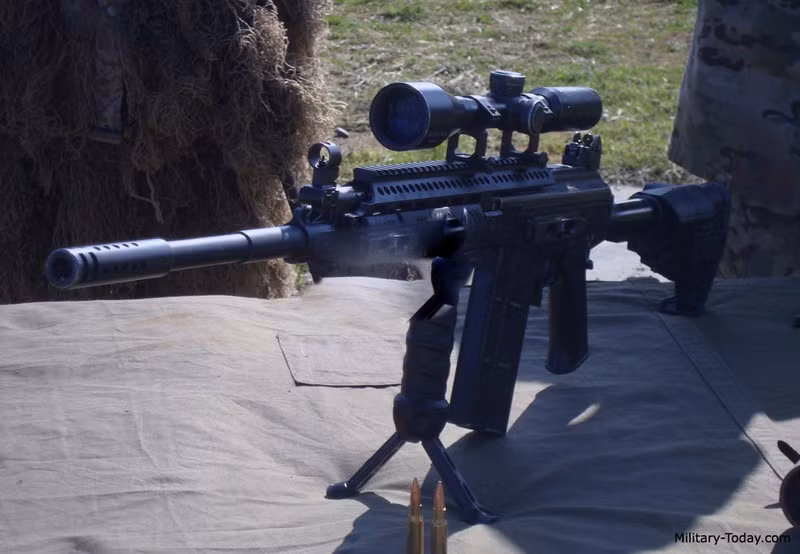 Sơ tốc đầu nòng lần lượt là 600m/s đối với ACE 31 và 680m/s đối với ACE 32, tầm bắn hiệu quả là 400m và 550m. Cả hai súng đều sử dụng chung băng đạn của AKM với cơ số đạn 30 viên. Ảnh: Military-Today.