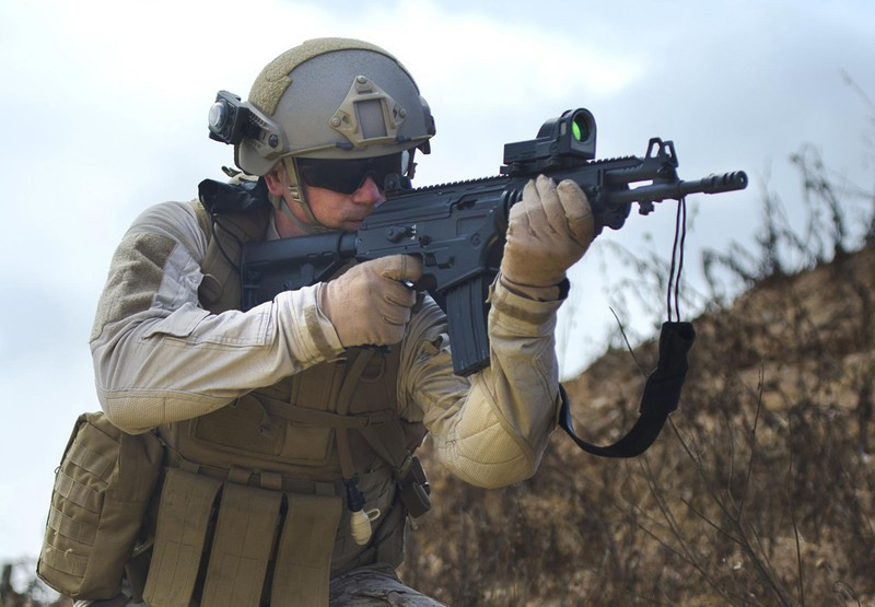 Ngoài ra báng dạng khung kim loại cũng được sử dụng, tất cả thiết kế này nhằm giảm trọng lượng súng trong khi vẫn giữ được độ bền cơ học của vũ khí. Ảnh: Military-Today.