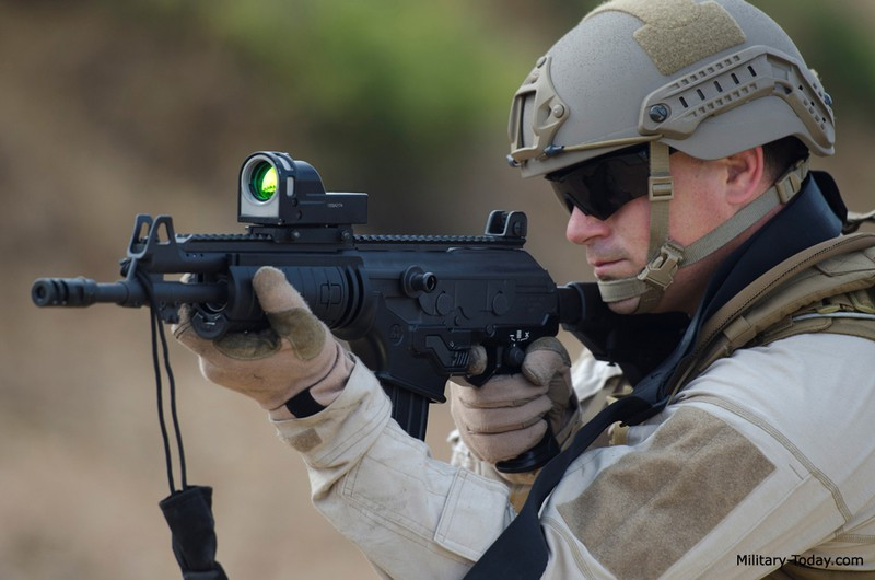 Súng sử dụng một số vật liệu polymer cao phân tử vào chế tạo báng và ốp bọc nòng cầm tay. Ảnh: Imgur.