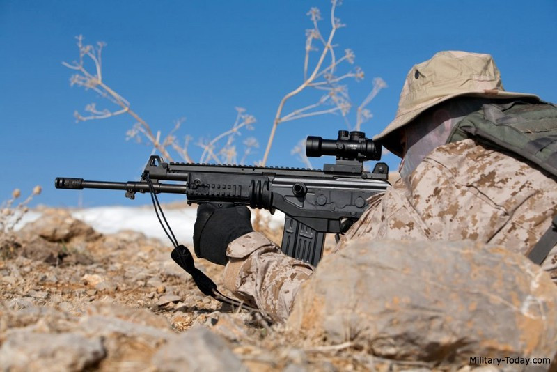 Với xu thế tiêu chuẩn hiện đại của các loại vũ khí ngày nay, súng trường tấn công Galil ACE cũng được trang bị ray picatinny trên thân súng để gắn các phụ kiện cần thiết như kính ngắm quang học, kính ngắm điểm đỏ, đèn pin chiếu sáng hay đèn laser chỉ thị mục tiêu. Ảnh: Military-Today.