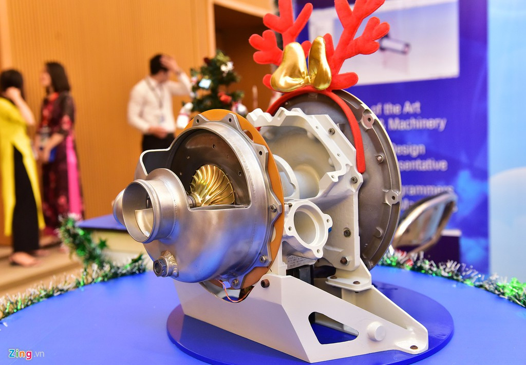 Một doanh nghiệp chuyên cung cấp thiết bị hàng không đến từ Canada trưng bày, giới thiệu bộ phận tuần hoàn không khí, một linh kiện quan trọng trên máy bay. Trong khuôn khổ của triển lãm còn có các cuộc hội thảo về Phát triển các cảng hàng không Việt Nam giai đoạn 2020 - 2030; Phát triển ngành quản lý bay dân dụng Việt Nam trong giai đoạn phát triển mới; Đảm bảo sự phát triển bền vững của ngành vận tải hàng không Việt Nam...