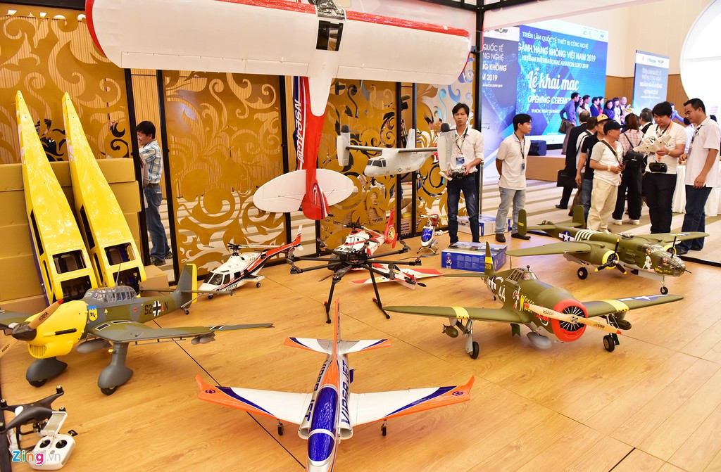 Bên cạnh các gian hàng giới thiệu linh kiện, thiết bị hàng không, một khu vực trưng bày, biểu diễn các loại máy bay mô hình, máy bay không người lái thu hút khá đông khách tham quan.