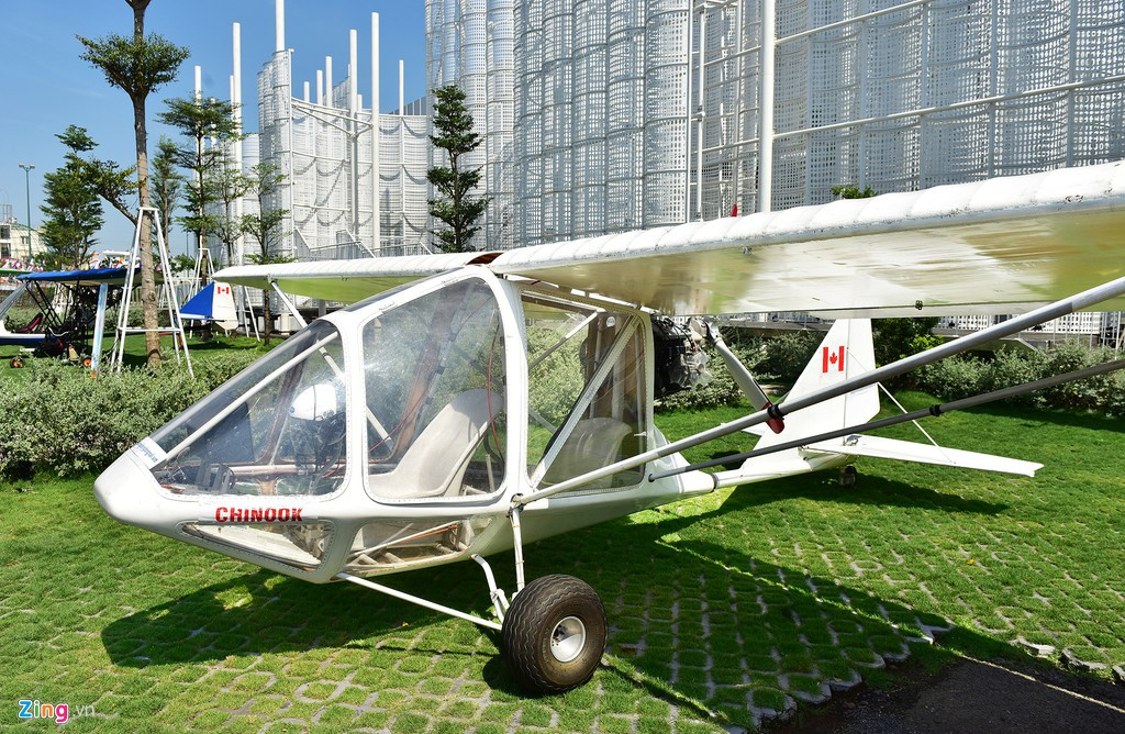 Bên ngoài khu triển lãm, một số máy bay siêu nhẹ do công ty trong nước sản xuất sau khi mua bản quyền của nước ngoài được trưng bày cho khách tham quan. Đây là loại máy bay thường dùng để huấn luyện phi công, bay phục vụ nông nghiệp, bay tuần tra, du lịch...