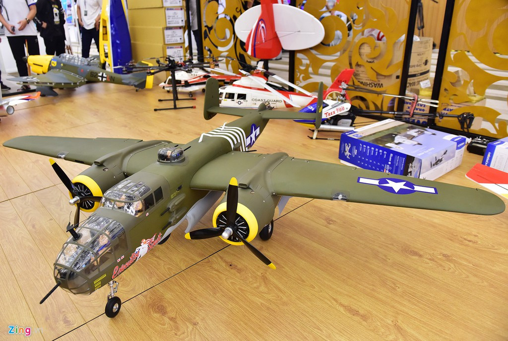Nhiều loại máy bay, trực thăng mô hình chạy bằng xăng từ kiểu cổ điển đến hiện đại. Trong đó nổi bật nhất là chiếc mô hình máy bay ném bom B25 được lắp ráp như thực.