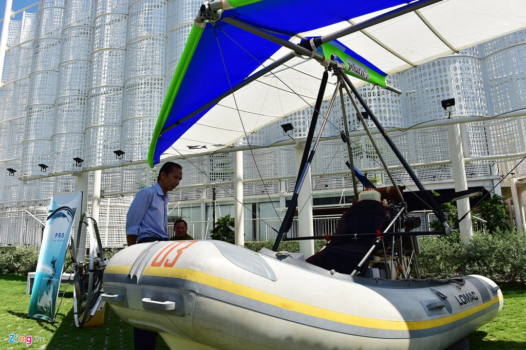 Chiếc tàu lượn cất hạ cánh trên nước duy nhất được trưng bày tại triển lãm. Triển lãm do Hội Khoa học và Công nghệ hàng không Việt Nam (VAAST) và Công ty GK Wintron, diễn ra từ 26 - 28/11.