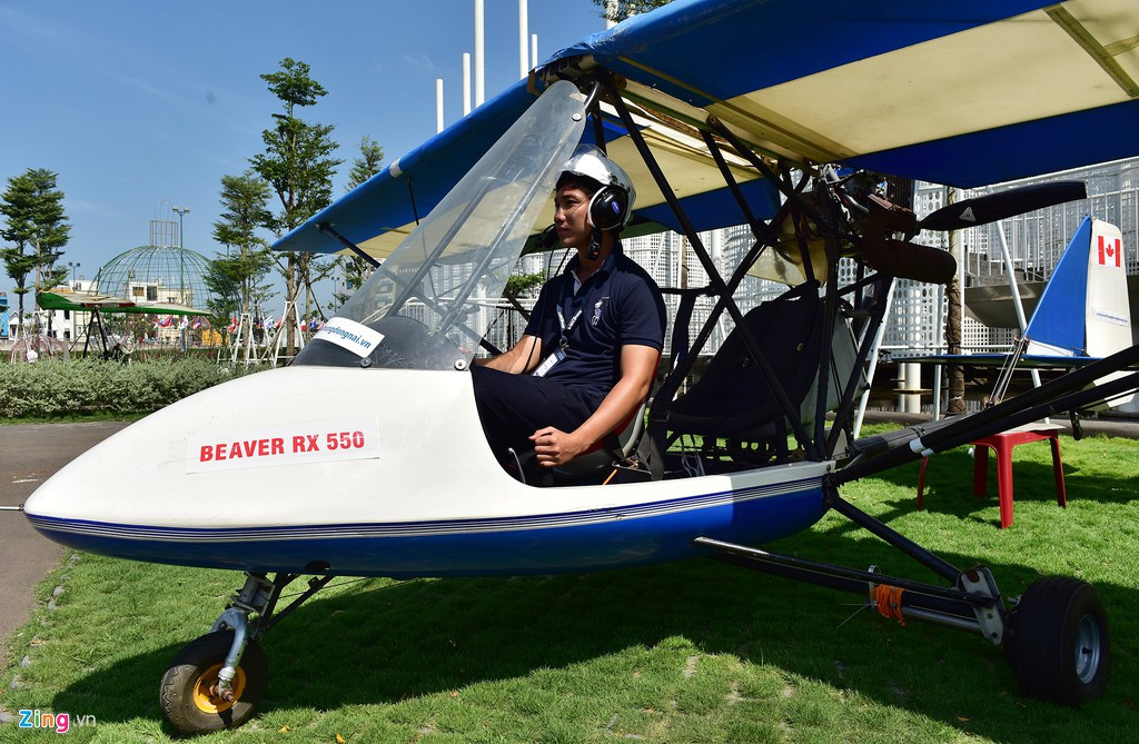 Dòng máy bay siêu nhẹ 2 chỗ ngồi này có xuất xứ từ Canada này có thể đạt vận tốc tối đa 169 km/h. Anh Võ Minh Hiếu, nhân viên đơn vị sản xuất, cho biết đây là loại máy bay nổi tiếng khắp thế giới với đặc tính dễ thao tác, độ ổn định cao, đa dụng, có khả năng cất hạ cánh nhanh, cơ động cả trên cạn và mặt nước.