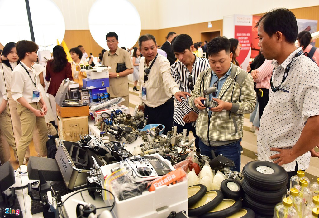 Các thiết bị, động cơ của những loại máy bay mô hình này cũng được giới thiệu tại triển lãm lần đầu tiên được tổ chức ở Việt Nam.