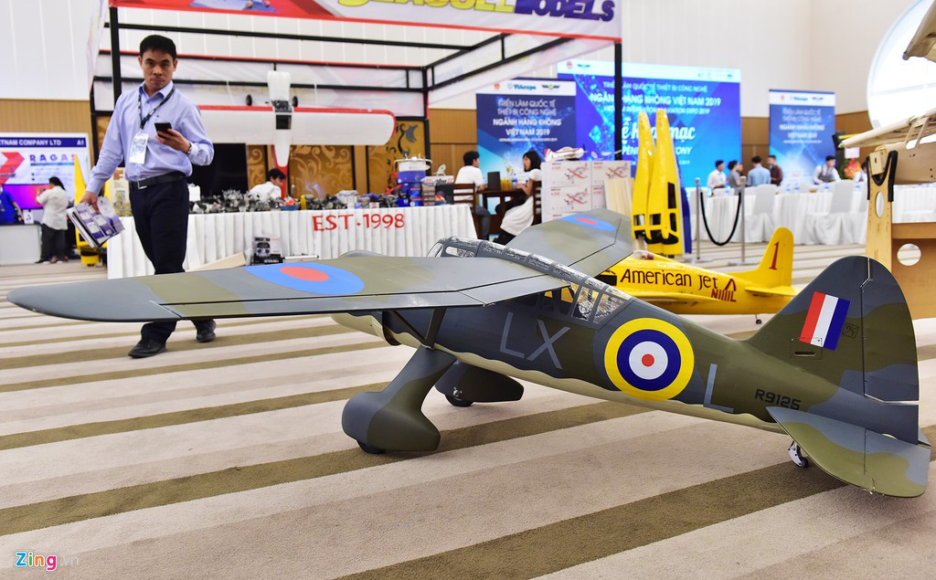 Nhiều mô hình các dòng máy bay tiêm kích cổ điển chạy xăng, điều khiển từ xa được thiết kế đẹp mắt, nổi bật giữa triển lãm.