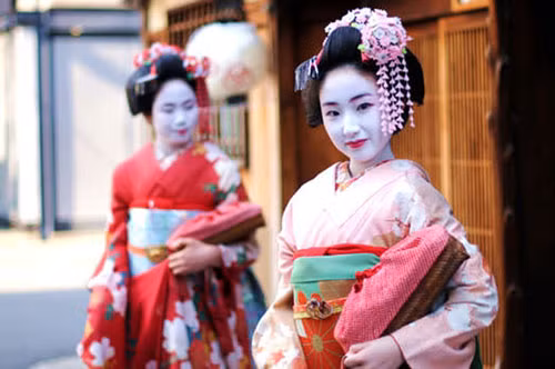 Các cô gái muốn trở thành geisha, thay vì cắp sách đến trường như bạn bè đồng trang lứa thì họ phải đến học ở nơi đào tạo geisha chuyên nghiệp. Ảnh: Doyouknowjapan.