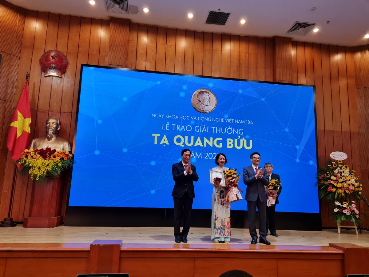 Hai nha khoa hoc xuc dong khi nhan Giai thuong Ta Quang Buu 2022-Hinh-3
