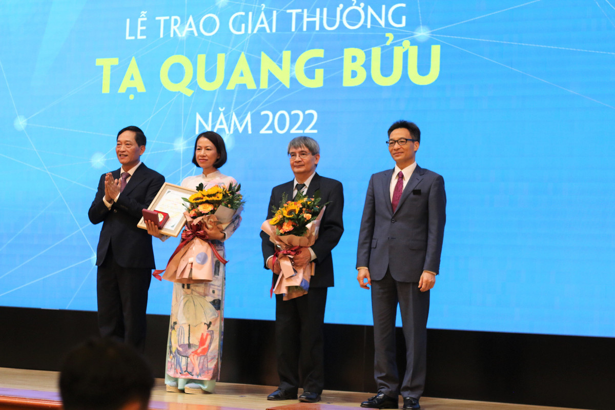 Hai nha khoa hoc xuc dong khi nhan Giai thuong Ta Quang Buu 2022-Hinh-4