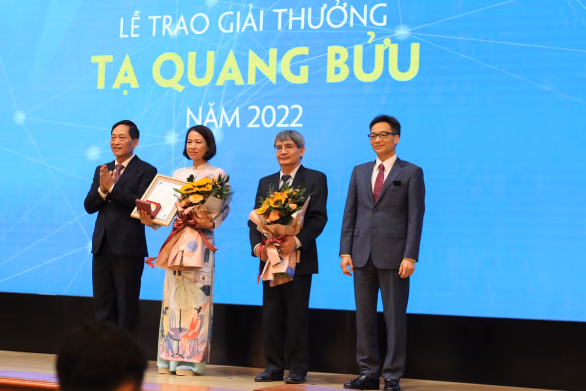 Hai nha khoa hoc xuc dong khi nhan Giai thuong Ta Quang Buu 2022-Hinh-4