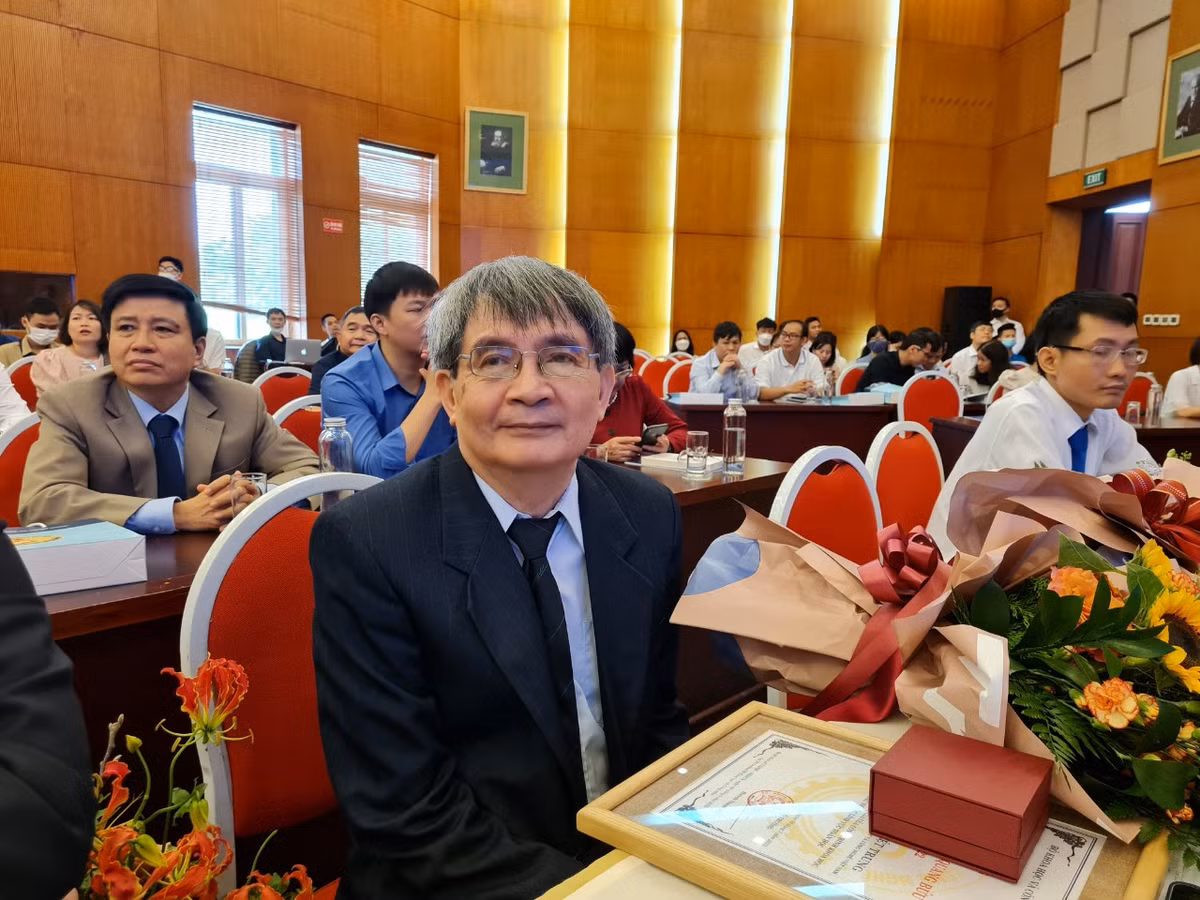 Hai nha khoa hoc xuc dong khi nhan Giai thuong Ta Quang Buu 2022