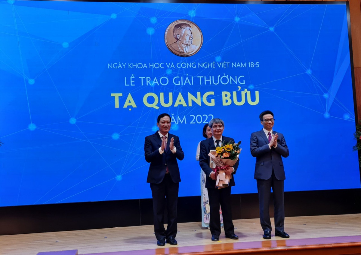 Hai nha khoa hoc xuc dong khi nhan Giai thuong Ta Quang Buu 2022-Hinh-2