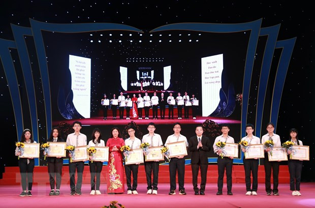 Hà Nội: Tuyên dương, khen thưởng 700 học sinh giỏi tiêu biểu Ha Noi: Tuyen duong, khen thuong 700 hoc sinh gioi tieu bieu
