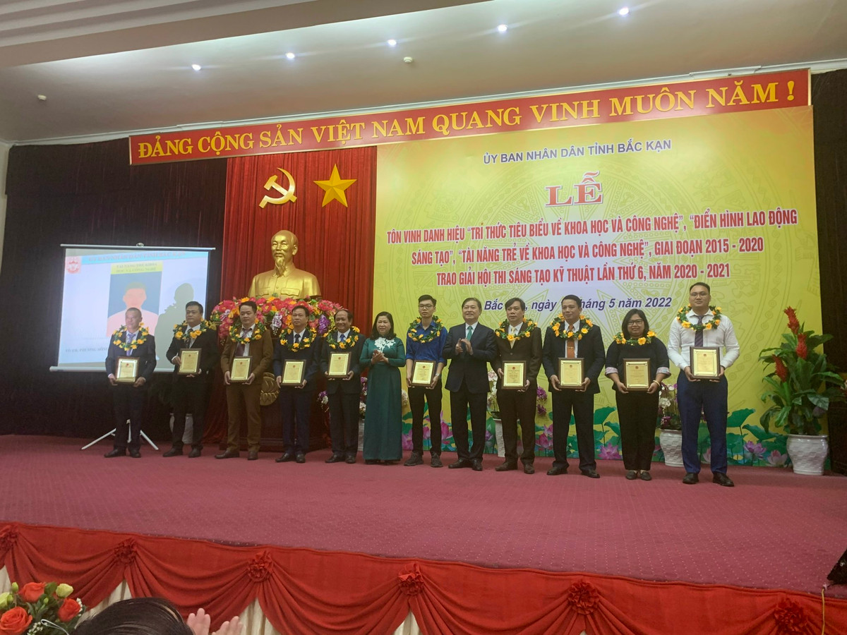 Bắc Kạn tôn vinh trí thức khoa học và công nghệ tiêu biểu - Hình 3 Bac Kan ton vinh tri thuc khoa hoc va cong nghe tieu bieu-Hinh-3