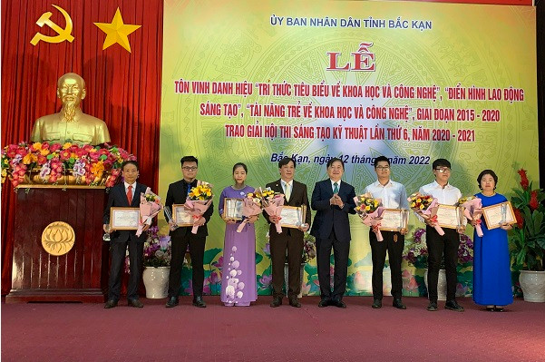 Bắc Kạn tôn vinh trí thức khoa học và công nghệ tiêu biểu - Hình 2 Bac Kan ton vinh tri thuc khoa hoc va cong nghe tieu bieu-Hinh-2