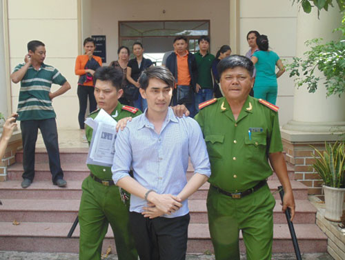 Phạm Châu Tony tại phiên toà sáng 6/8 tại Toà án Nhân dân quận 2, TP HCM.