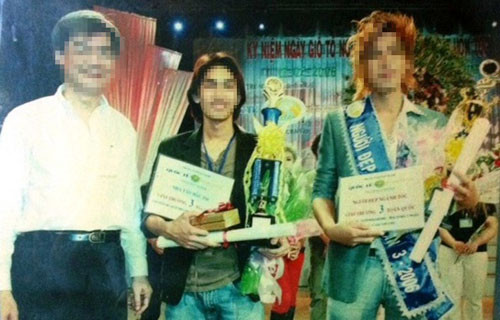 Phạm Châu Tony (người đứng giữa) trong một dịp nhận giải thưởng "cây kéo vàng" về nghề tóc.