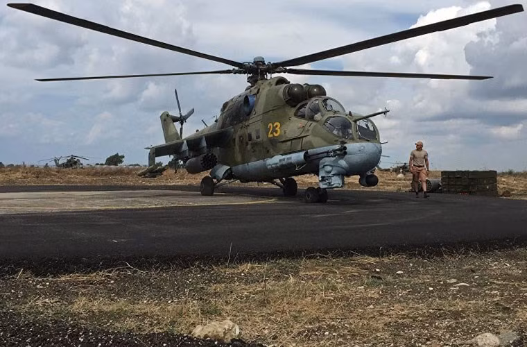 Trực thăng tấn công Mi-24 đã tới sân bay Hmeymim ở Latakia ngay những ngày đầu tiên Nga bắt đầu chiến dịch chống khủng bố ở Syria, mà trực tiếp là tấn công tiêu diệt phiến quân IS đang bành trướng khắp nơi.