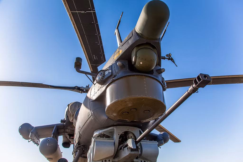 Dưới mũi trang bị ụ pháo 30mm Shipunov 2A42.