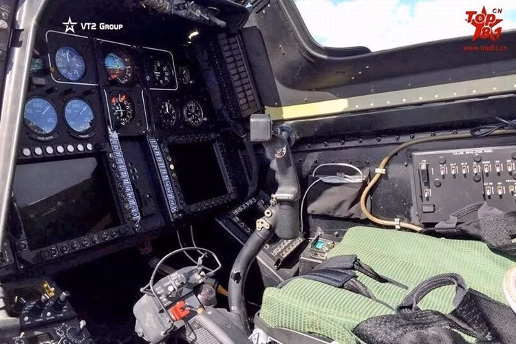 Cận cảnh một trong hai buồng lái trực thăng tấn công Mi-28N.