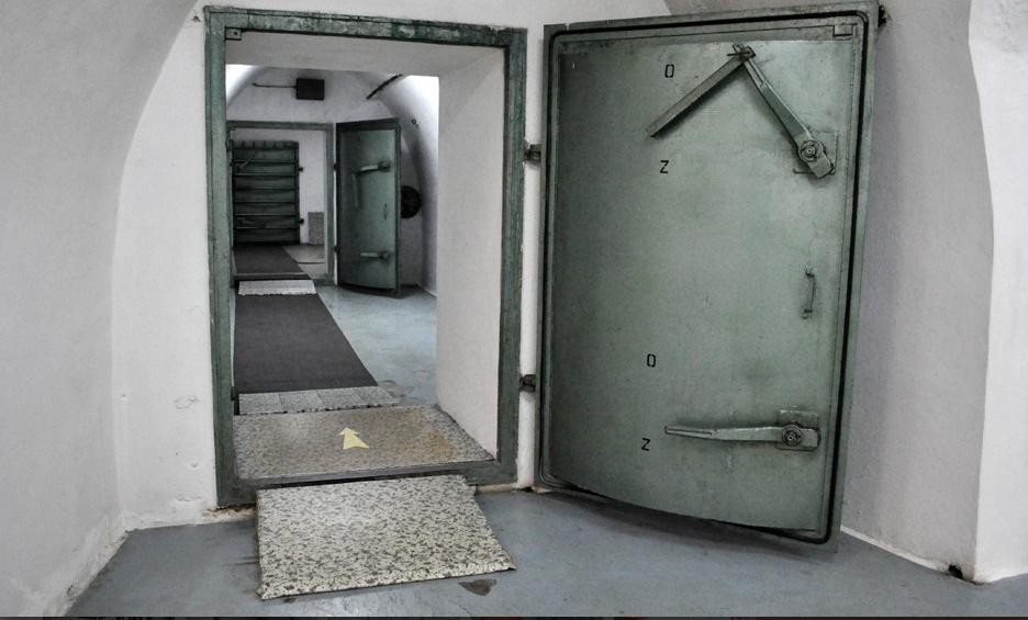 Trong khi đó, trên trường quốc tế, đại diện của Nam Tư nói rất nhiều và thường nói rằng nước này ủng hộ việc giải trừ quân bị và ủng hộ việc sử dụng năng lượng hạt nhân vì mục đích hòa bình. Các cộng sự của Tito đã không ngừng cố gắng kiếm được đạn nguyên tử cho đến những năm 1970, đặc biệt là khi Ấn Độ thử nghiệm thành công bom nguyên tử.