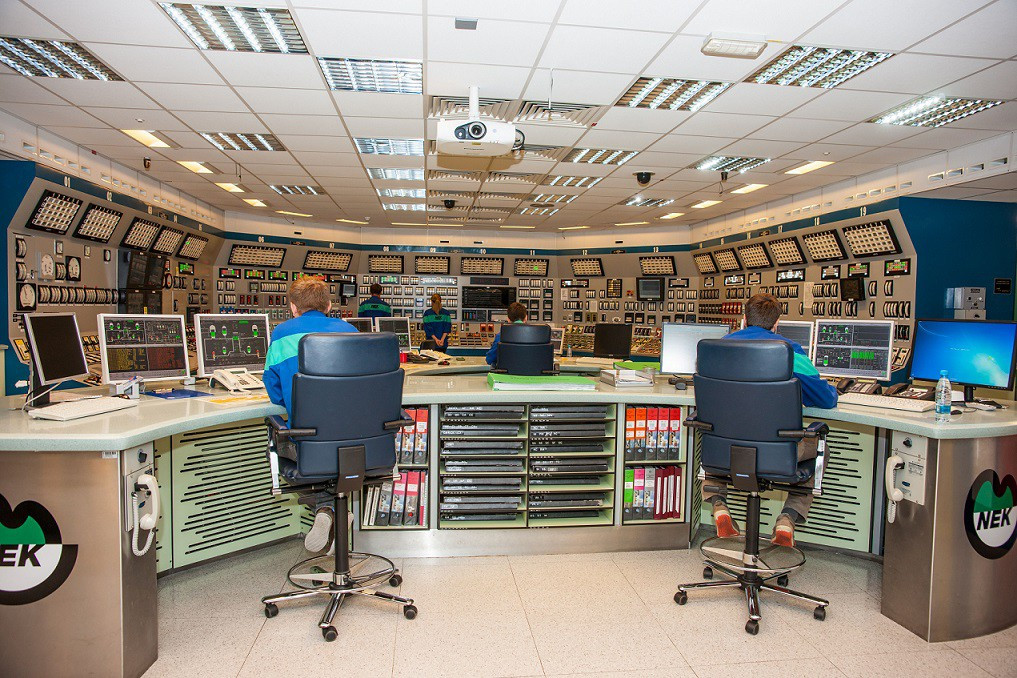 Tito rất quan tâm đến những thành công của các nhà vật lý, theo dõi các bài báo trên báo chí đặc biệt, thậm chí đã đến thăm một triển lãm về năng lượng hạt nhân tại Hội chợ Belgrade năm 1960. Ông ta đã ra lệnh hỗ trợ các nhà địa chất đang tìm kiếm quặng Uranium ở Nam Tư.