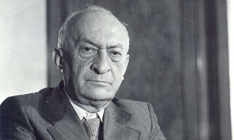 Savich có kinh nghiệm thực tế trong nghiên cứu hạt nhân nguyên tử trước khi phát hiện ra sự phân hạch hạt nhân - quá trình cần thiết để tạo ra một quả bom nguyên tử. Niềm tin của Tito vào sự thành công của dự án càng được củng cố nhờ mối quan hệ của Savich với các đồng nghiệp Liên Xô.