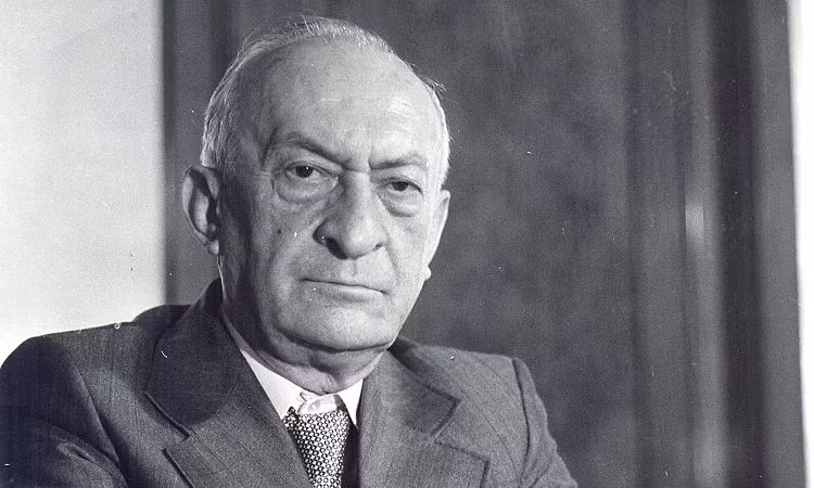 Savich có kinh nghiệm thực tế trong nghiên cứu hạt nhân nguyên tử trước khi phát hiện ra sự phân hạch hạt nhân - quá trình cần thiết để tạo ra một quả bom nguyên tử. Niềm tin của Tito vào sự thành công của dự án càng được củng cố nhờ mối quan hệ của Savich với các đồng nghiệp Liên Xô.