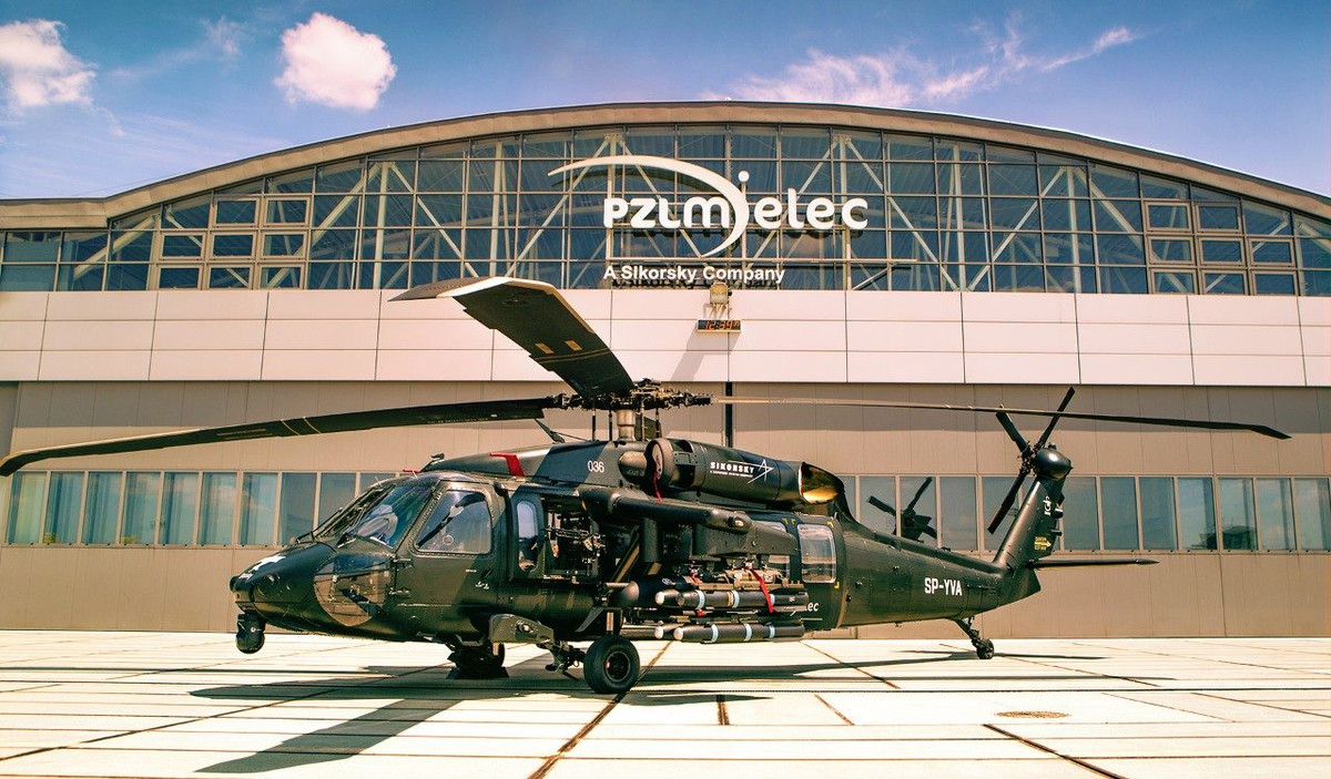 Trực thăng S-70 International Black Hawk là phiên bản xuất khẩu đặc biệt của dòng trực thăng UH-60 Black Hawk được sản xuất cho khách hàng nước ngoài. Ảnh: Trực thăng Black Hawk của công ty PZL Mielec.