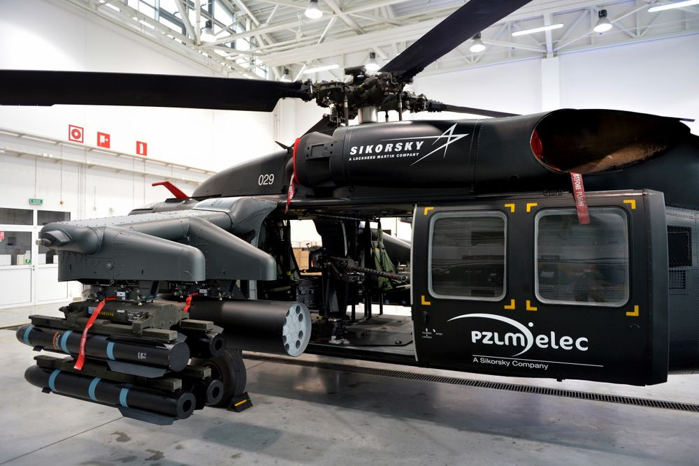 Chiếc Diều Hâu Đen có thể đảm nhận một nhiệm vụ mới, như một loại trực thăng vũ trang (gunship) hỗ trợ hỏa lực mặt đất, cũng như hộ tống vũ trang hay tuần tra biên giới với trang bị 2 súng máy cỡ 12,7mm hai bên cửa và hai giá treo mang ống phóng tên lửa thông thường Hydra 70mm. Ảnh: Các loại vũ khí mang theo của S-70i.