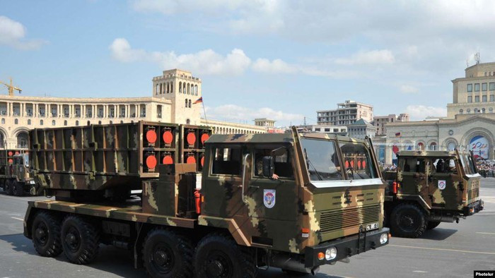 Khối lượng chiến đấu của một viên đạn đạt 550 kg, mang theo đầu đạn nặng 150 kg. Ba loại đầu đạn được sử dụng bao gồm: nổ phân mảnh cao, nhiệt áp và cassette.