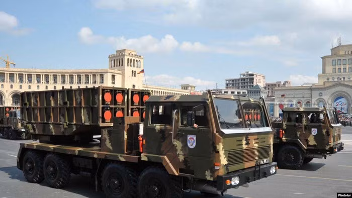 Khối lượng chiến đấu của một viên đạn đạt 550 kg, mang theo đầu đạn nặng 150 kg. Ba loại đầu đạn được sử dụng bao gồm: nổ phân mảnh cao, nhiệt áp và cassette.