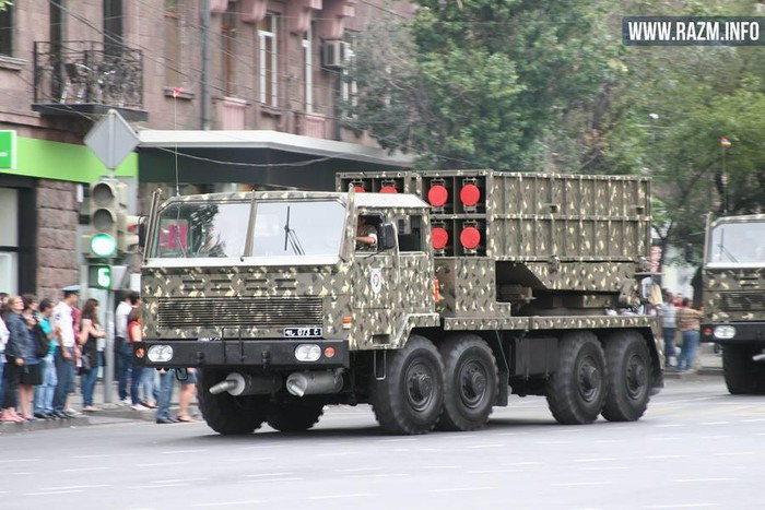 Tổng cộng mỗi xe mang phóng tự hành của WM-80 mang 8 ống phóng. Hệ thống sử dụng khung gầm xe việt dã bốn trục TAS5382, tốc độ tối đa trên đường cao tốc là 70 km/h.